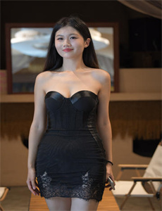 《撕开她的衣服撕光版》